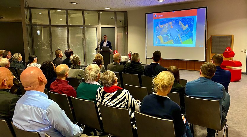 Vorstandsvorsitzender der Kyffh&auml;usersparkasse, Ren&eacute; Leipzig (am Rednerpult), stellt den Anwesenden die Umbaupl&auml;ne f&uuml;r die Hauptfiliale vor (Foto: Eva Maria Wiegand)