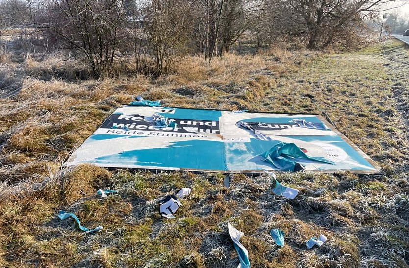 Zerst&ouml;rter Wahlkampfaufsteller bei Clingen (Foto: LPI)
