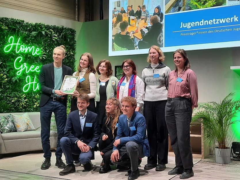 Preistr&auml;ger*innen des Jugendnetzwerks Biosph&auml;re mit dem Jurymitglied Jakob Nolte (Bildautorin: Andrea Hoffmann, NNL e.V.)    (Foto: Nationale Naturlandschaften e. V.)