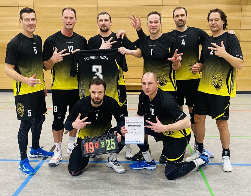 In Herz und Geist auch bei dieser Meisterschaft dabei: der viel zu fr&uuml;h verstorbene Freund und Teamkamerad Christian Wolf trug das Trikot mit der Nummer 3 (Foto: SVC)