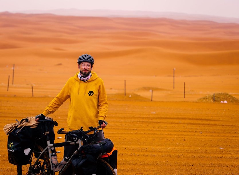 Alexander Heinrich in der Al Nafud Wüste in Saudi Arabien (Foto: Alexander Heinrich) Alexander Heinrich in der Al Nafud Wüste in Saudi Arabien (Foto: Alexander Heinrich)