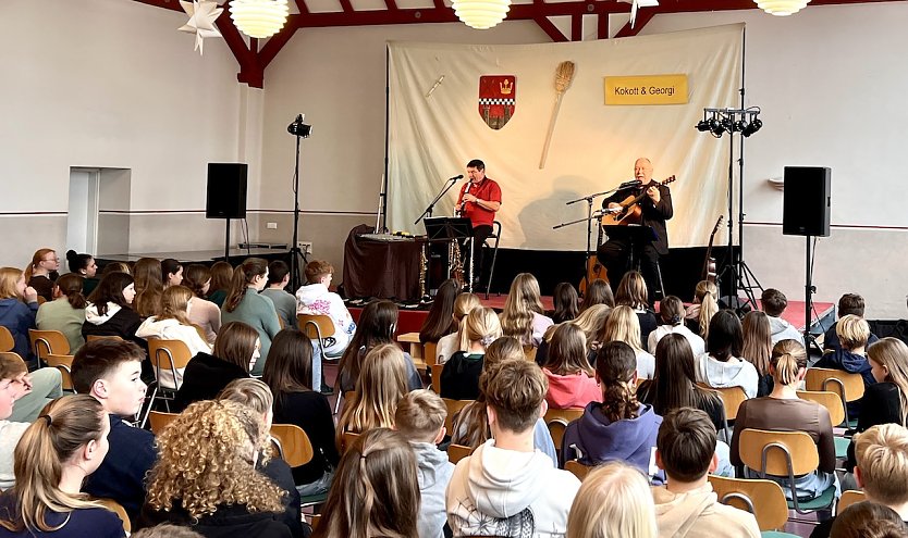 Das K&uuml;nstlerduo "Kokott und Georgi" am Herder-Gymnasium (Foto: P.Kugelmeier)