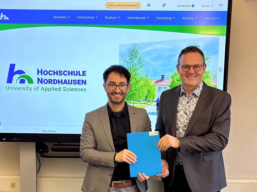 Prof. Dr.- Ing. M&uuml;rsel Yildiz (links) wurde von Hochschulpr&auml;sident Prof. Dr. J&ouml;rg Wagner offiziell zum Professor f&uuml;r IT-Sicherheit in der Digitalisierung ernannt (Foto: Tina Bergknapp)