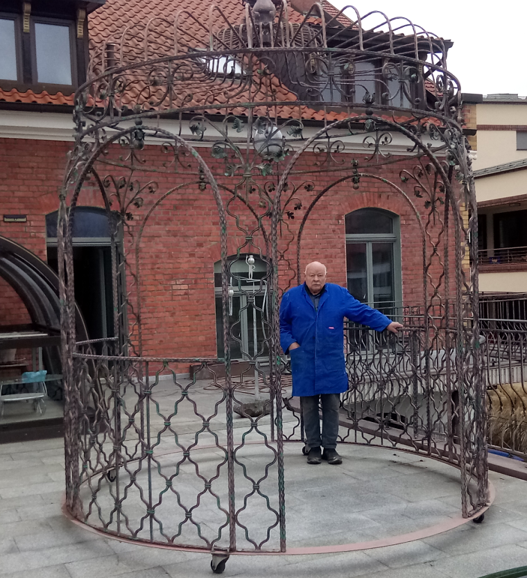 Der Meister im geschmiedeten Pavillon. (Foto: Rosalinde Frank)