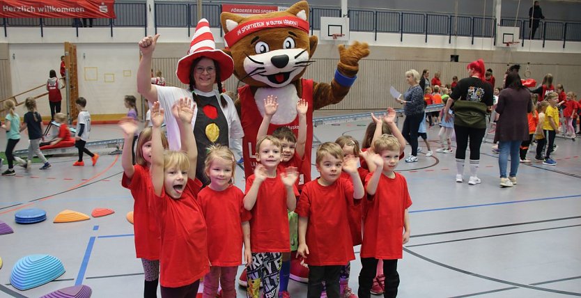 Sport und Spa&szlig; mit Muskelkater, Ampelinchen und 450 Kindern aus dem ganzen Landkreis bot heute der Kindergartensporttag in der Wiedigsburg (Foto: agl)