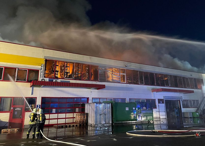 82 Einsatzkr&auml;fte k&auml;mpften gestern Abend mit den Flammen (Foto:  &copy; Stadt M&uuml;hlhausen)