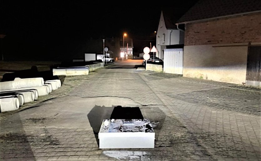 Zur&uuml;ckgelassener Zigarettenautomat (Foto: Polizei)