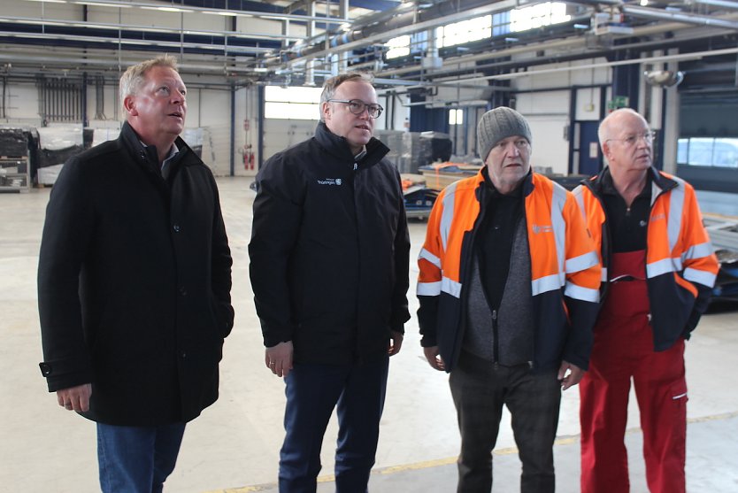 Politik und Wirtschaft stehen zusammen in M&uuml;hlhausen (Foto: oas)