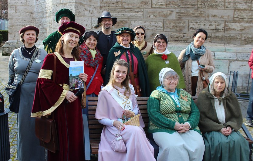 Gut gelaunt zur Sonderf&uuml;hrung: Bad Langensalzas G&auml;stef&uuml;hrer mit Rosenk&ouml;nigin und Kurdierektorin (Foto: oas)