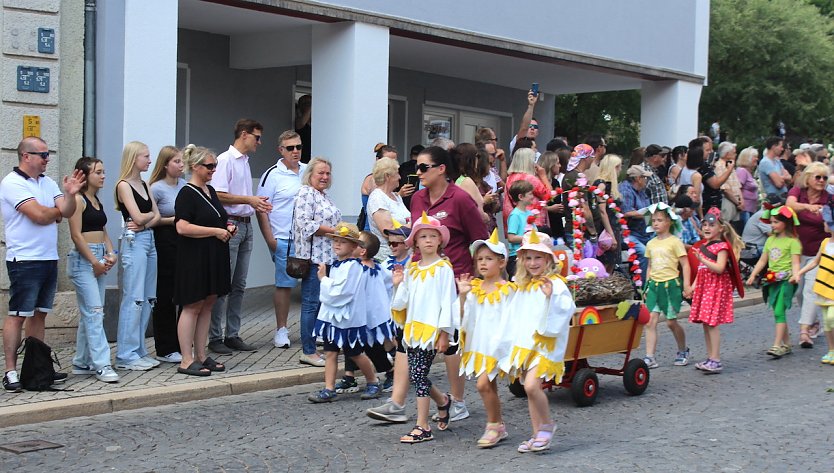 Auch in diesem Jahr werden wieder Tausende auf und an der Stra&szlig;e zum Brunnenfestumzug jubeln  (Foto: uhz Archiv)