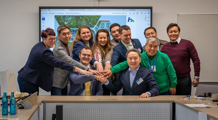 Hochschulpr&auml;sident Prof. Dr. J&ouml;rg Wagner und Universit&auml;tsrektor Meiram Begentayev (vorn Mitte) besiegeln ihr Kooperationsinteresse per Handschlag  (Foto: Hochschule Nordhausen)