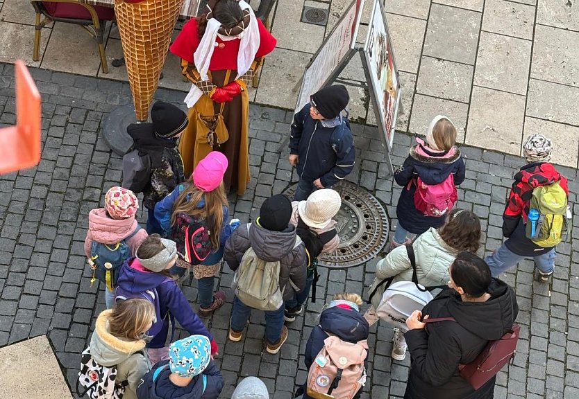 G&auml;stef&uuml;hrerin Mary Fischer mit einer Gruppe aus der THEPRA-Schule (Foto: G&auml;stef&uuml;hrerzunft Bad Langensalza e.V.)