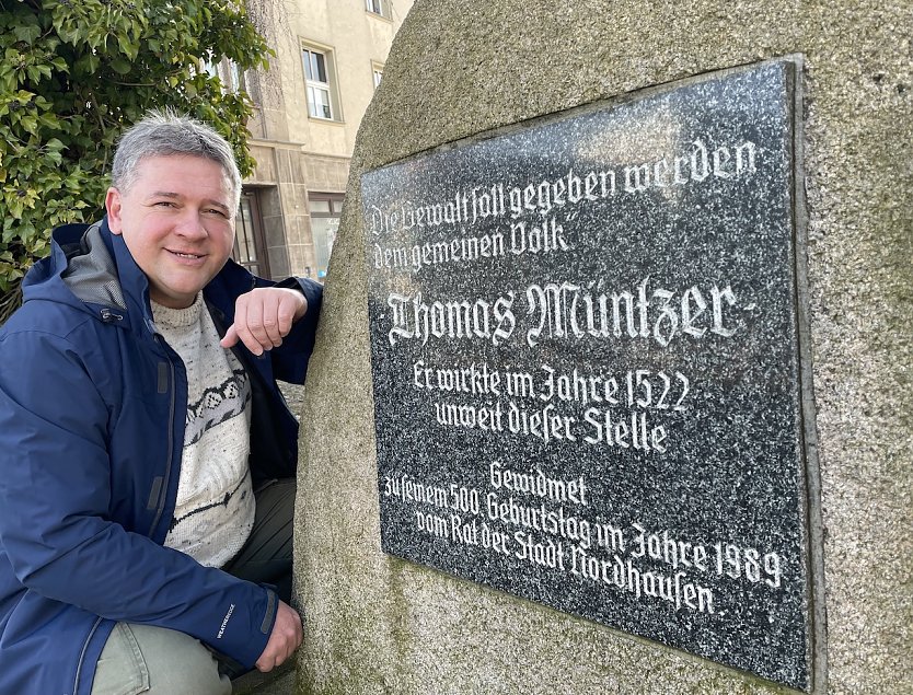 Thomas M&uuml;ller am Gedenkstein f&uuml;r Thomas M&uuml;ntzer am Kornmarkt. (Foto: Kristin M&uuml;ller)