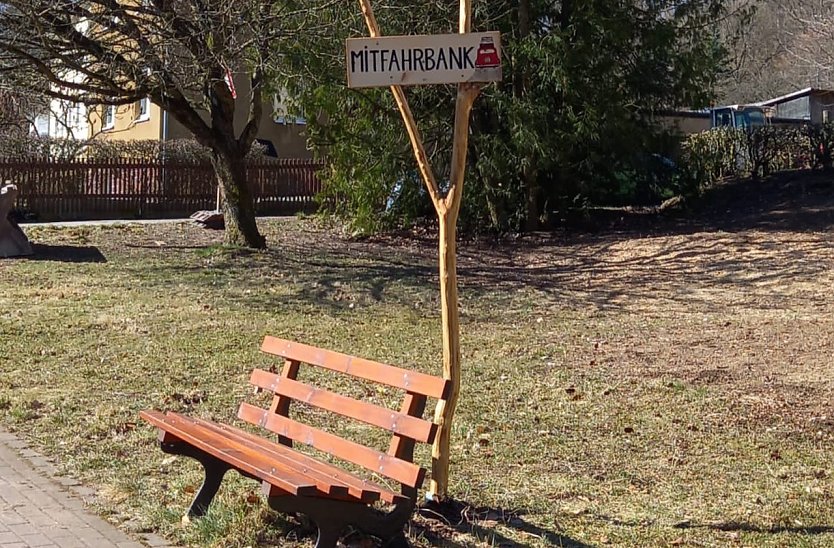Die neue Mitfahrbank vor der St. Katharina Kirche (Foto: I.Kalbitz)