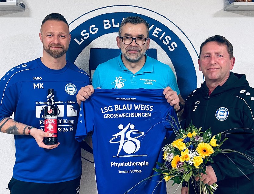 Torsten Schlote sponserte Aufw&auml;rmshirts (Foto: LSG Blau-Wei&szlig; Gro&szlig;wechsungen)
