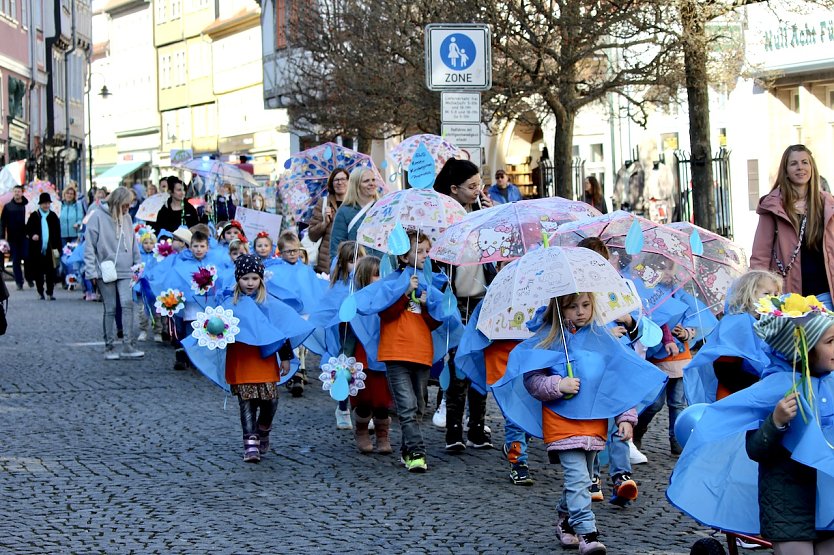 Einhundertundzwanzig Kindergartenkinder feierten mit ihren Erzieherinnen und Erziehern das 20. Jubil&auml;um des Schwefel-Sole-Heilbades Bad Langensalza mit einem Festumzug (Foto: Eva Maria Wiegand)