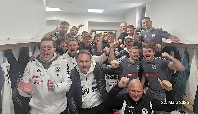 Jubelnde Preußen nach wichtigem Auswärtssieg in Geratal (Foto: FSV P) Jubelnde Preußen nach wichtigem Auswärtssieg in Geratal (Foto: FSV P)