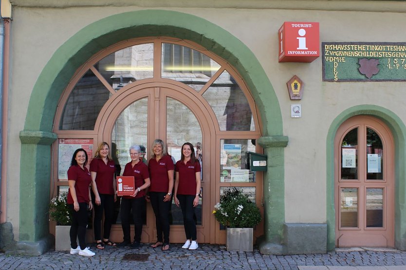 v.l.: Die Mitarbeiterinnen der Touristinformation Bad Langensalza freuen sich auf die Urlaubssaison 2025: Karin Merbach-Hafke, Veronika Cypkunov, Simone Demuth, Andrea Kaltenegger und Leiterin Astrid Lehmann  (Foto: Nancy Poerschmann)