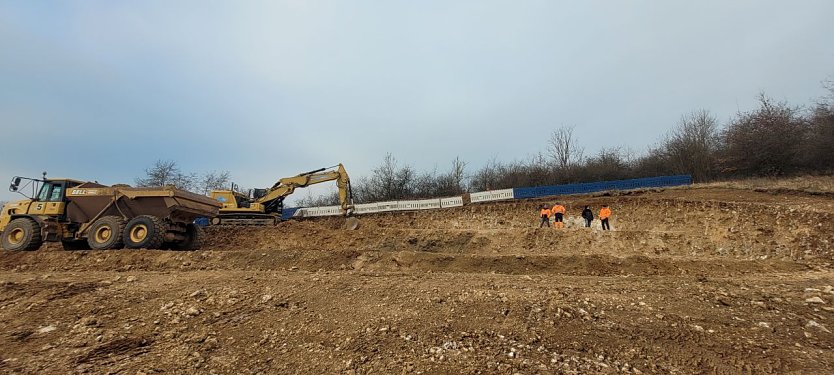 Schweres Ger&auml;t auf dem Baufeld (Foto: Wasserverband Nordhausen)