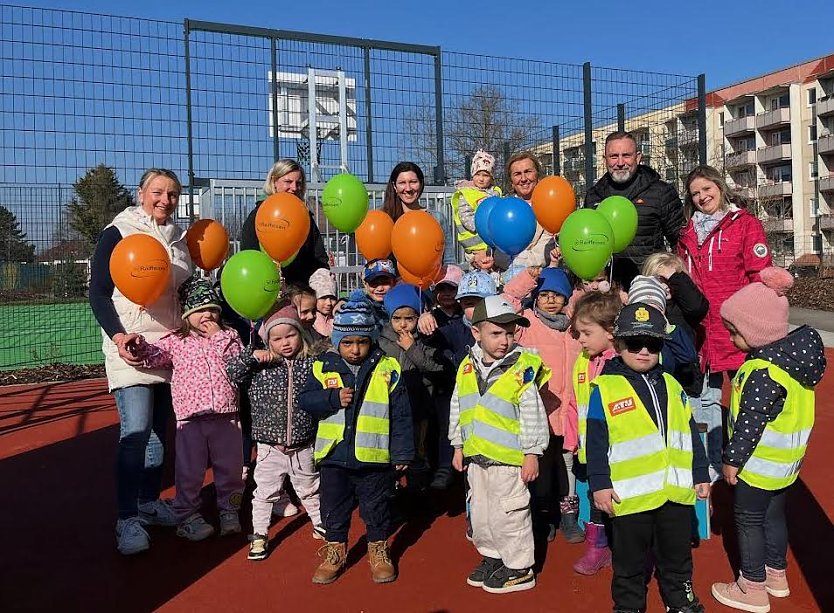 Vorfreude auf den neuen Spielplatz: Kinder der Phantasia-KiTa und ihre Erzieherinnen  (Foto: oas)