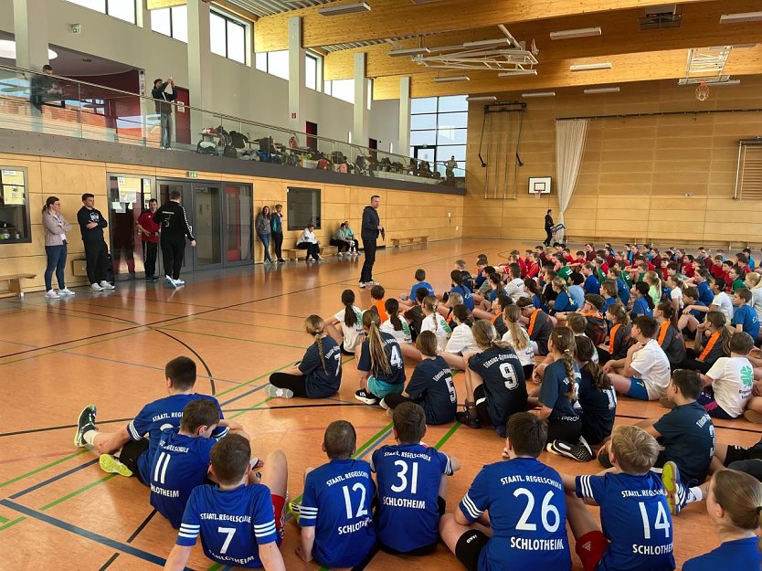 12 Teams der weiterf&uuml;hrenden Schulen ma&szlig;en sich im Zweifelderballturnier (Foto: Kreissportbund Unstrut-Hainich e.V.)