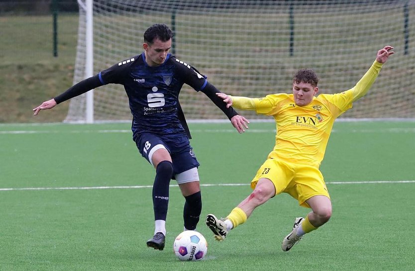 Linus Klapproth versucht den Arnst&auml;dter Janes Gr&uuml;nert vom Ball zu trennen (Foto: FSV Wacker )
