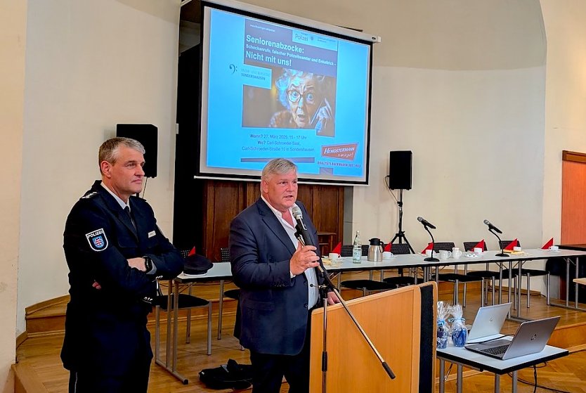  Detlef Grabs, Leiter der Kriminalpolizeiinspektion Nordhausen (re.), und Olaf John, Leiter der Polizeiinspektion Kyffh&auml;user (li.), begr&uuml;&szlig;ten die Senioren und gaben Einblicke in die Betrugsmaschen von Telefonbetr&uuml;gern (Foto: Janine Skara)