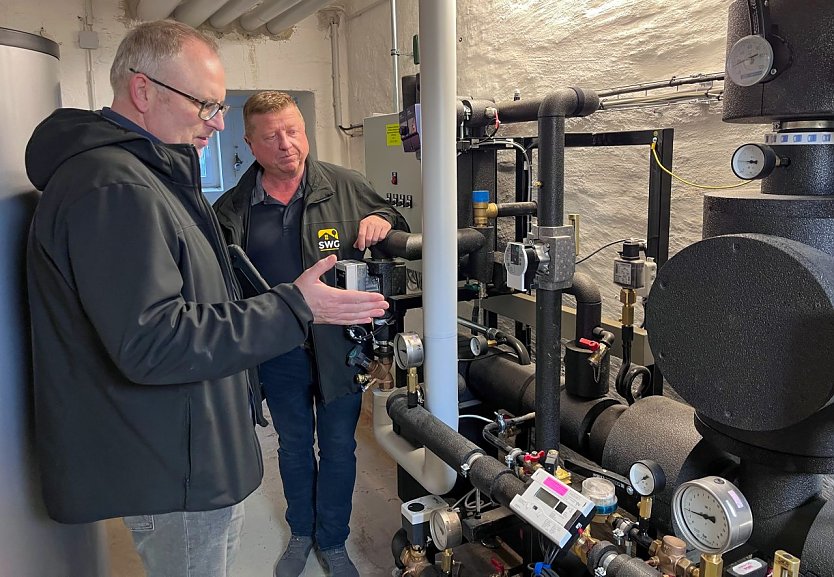 Norman Tennemann (links), Fachplaner der Firma HESA, im Gespr&auml;ch mit SWG-Projektleiter Steffen Peter, hier im Keller an der neuen Fernw&auml;rme&uuml;bergabestation. (Foto: SWG Nordhausen /S.Schedwill)