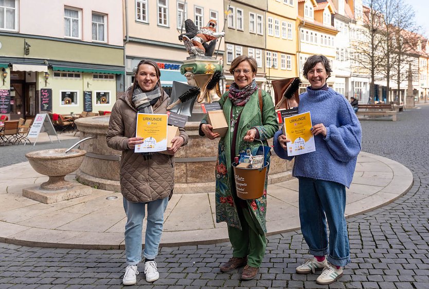 Strahlende Gesichter bei den Damen mit den sch&ouml;nsten Schaufenstern (Foto: M.Horrmann)
