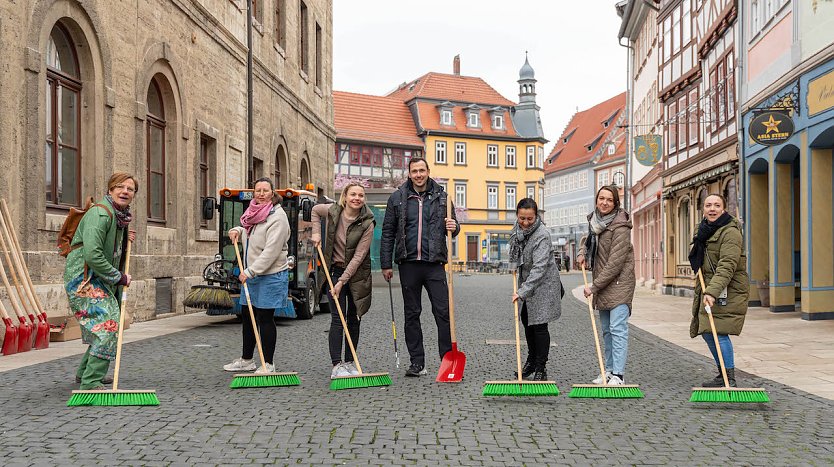 Kurz bevor gro&szlig;e und kleine "Zubommler" die Innenstadt st&uuml;rmten wurde noch einmal gefegt  (Foto: M.Horrmann)