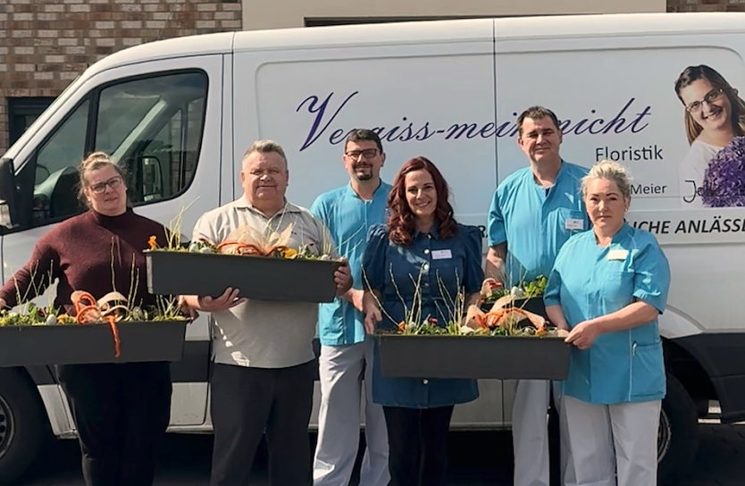 Das Team des Hospizes Am Stadtpark freut sich sehr &uuml;ber die fr&uuml;hlingshaften Pflanzk&auml;sten und bedankt sich herzlich bei der Inhaberin des Floristikgesch&auml;fts, Antonie Fr&ouml;hlich-Meier, f&uuml;r diese wundervolle Unterst&uuml;tzung. (Foto: Jana Vogt)
