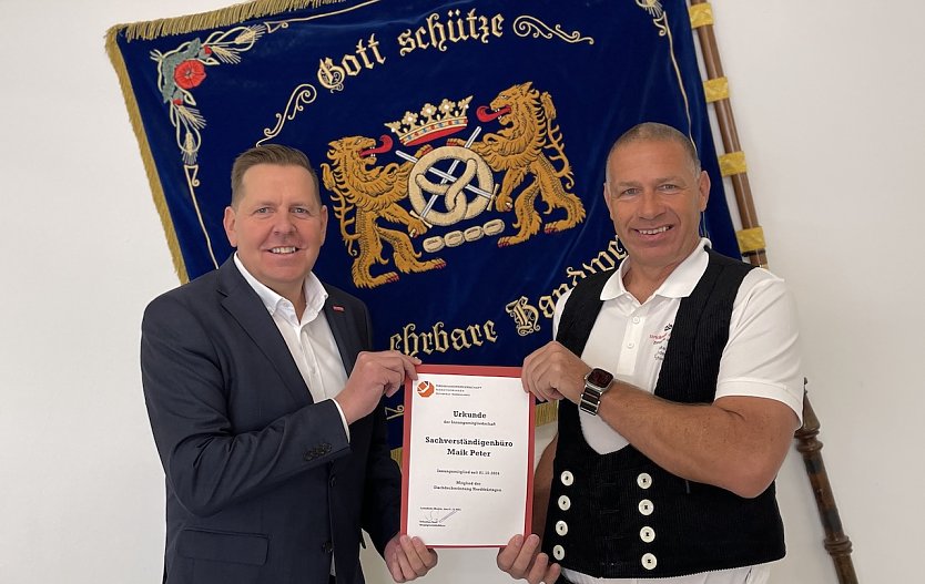 Der stellvertretende Hauptgesch&auml;ftsf&uuml;hrer der Kreishandwerkerschaft Nordth&uuml;ringen Marc Weinrich und der vereidigter Sachverst&auml;ndige des Dachdeckerhandwerks Maik Peter (r.) (Foto: Kreishandwerkerschaft Nordth&uuml;ringen)