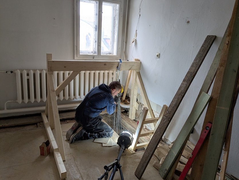 Zugang zur Sicherungsstelle durch eine kleine &Ouml;ffnung im Dielenboden (Foto: STSG, Stephan G&ouml;pffarth)