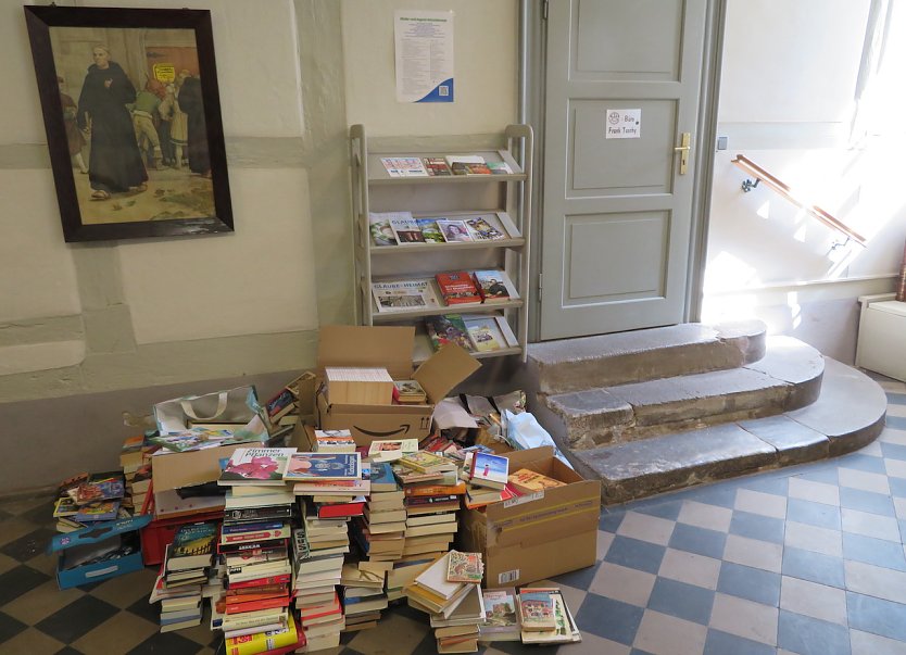 B&uuml;cherstapel im Gemeindehaus (Foto: F.Tuschy)