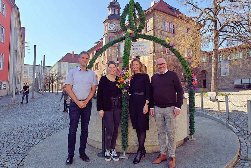 Vor dem Rathaus schm&uuml;ckte die Markt Passage einen Brunnen: den B&uuml;rgermeistern gef&auml;llt's offensichtlich (Foto: P.Blei)