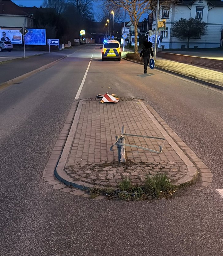 Schaden an einer Verkehrsinsel hinterlie&szlig; ein unfallfl&uuml;chtiger Fahrer (Foto: LPI)