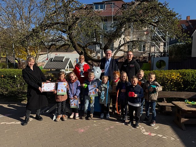 &Uuml;bergabe des Wanderpokals an die "Rappelkiste" (Foto: KSB)