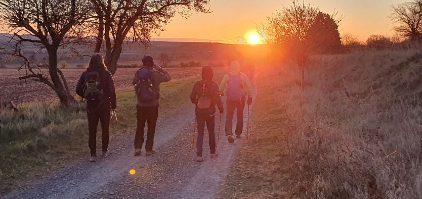 Nach durchwanderter eisiger Nacht begr&uuml;&szlig;t uns zwischen Auleben und Kelbra nach rund 80 Kilometern die Morgensonne. (Foto: Bodo Schwarzberg)