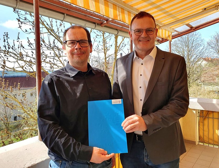 Prof. Dr.-Ing. Sebastian Voswinckel wurde von Hochschulpr&auml;sident Prof. Dr. J&ouml;rg Wagner offiziell zum Professor ernannt. (Foto: Nadine Kathrin Luschnat)