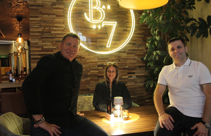 Toni Hyseni, Michelle Sommer und Dili Sadrija in ihrer neuen Bar B7 (Foto: oas) Toni Hyseni, Michelle Sommer und Dili Sadrija in ihrer neuen Bar B7 (Foto: oas)