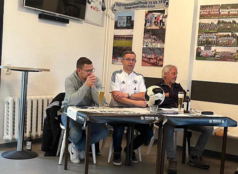 Benno Harbauer (Mitte) bei seinem Rechenschaftsbericht  (Foto: oas)