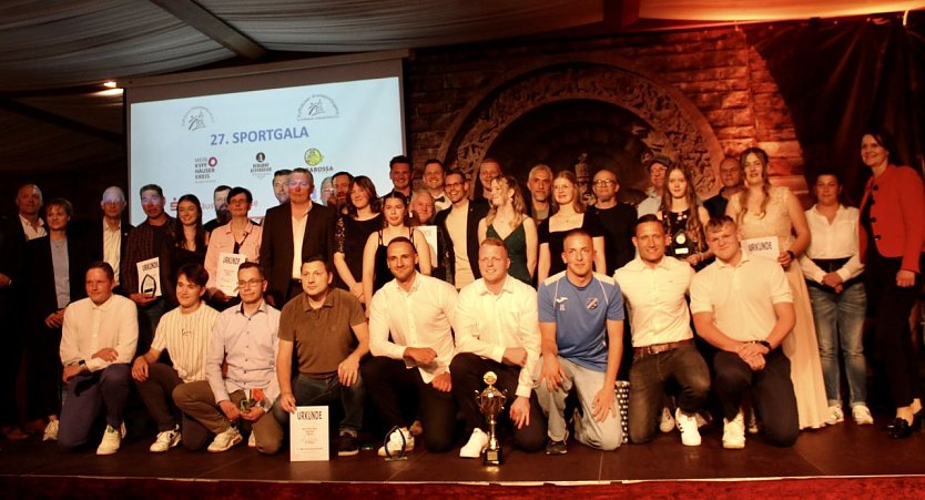 27. Sportgala des Kyffh&auml;userkreises mit allen Gewinnerinnen und Gewinner im Burghof Kyffh&auml;user (Foto: Eva Maria Wiegand)