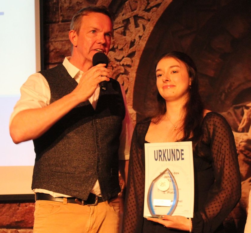 Selina Schmechel vom SV Gl&uuml;ckauf e.V. Sondershausen, wurde zur Turnerin des Jahres 2024 gek&uuml;rt. Links in Bild Moderator Hardy Krause (Foto: Eva Maria Wiegand)