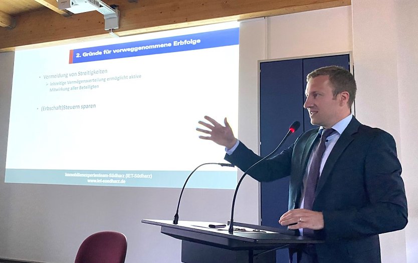 Notar Dr. Eric Urzowski zeigt notarielle Gestaltungm&ouml;glichkeit im Rahmen einer vorweggenommenen Erbfolge. (Foto: privat)