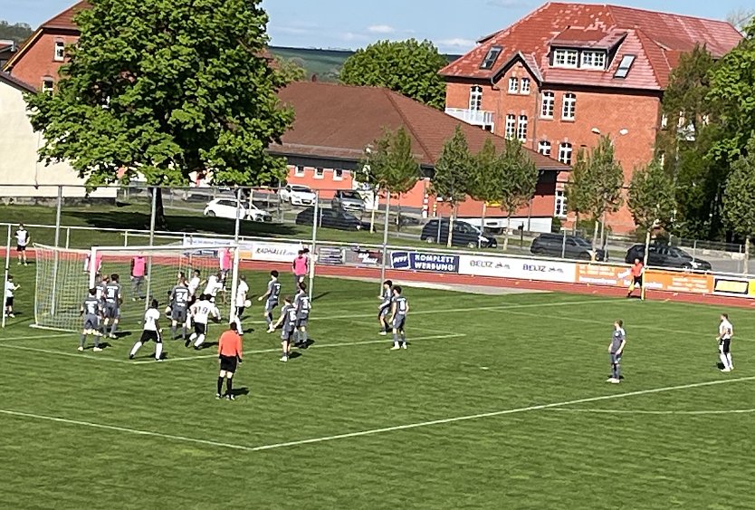 Gewusel vor dem Tor: munteres Spiel hatte viele Strafraumszenen (Foto: oas)