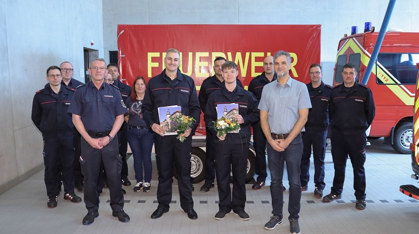 Neue Brandmeister Anw&auml;rter: Felix Etzrod und Pascal G&ouml;deke (Foto: Stadt Nordhausen)