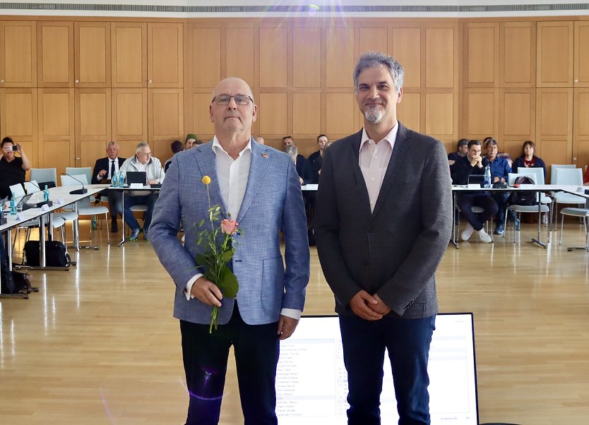 Herr Peter Wohlfahrt (AfD-Stadtratsfraktion) wird durch Oberb&uuml;rgermeister Kai Buchmann verpflichtet (Foto: &copy;Stadtverwaltung Nordhausen)