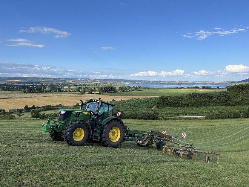 Moderner Ackerbau in der Goldenen Aue (Foto: S&uuml;dharzer Landhandel)