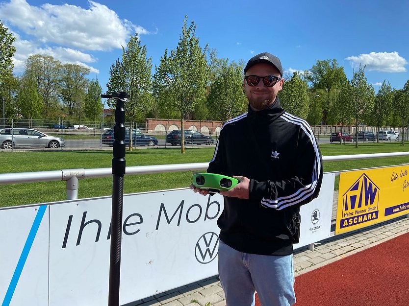Tobias Blumschein mit der neuen Kamera im Stadion der Freundschaft  (Foto: FSV Preu&szlig;en)