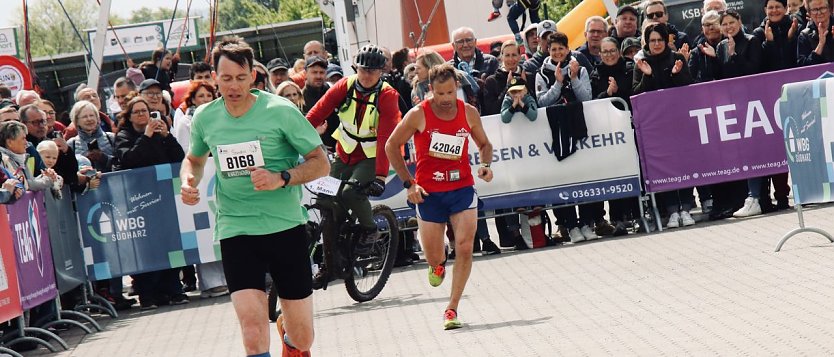 Daniel Greiner (im roten Hemd) holte auch beim 2. Harztor-Marathon den ersten Platz (Foto: agl)